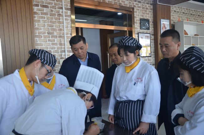 图为山西省残联党组成员、副理事长李俊温考察三桥职业培训学校面点制作培训现场