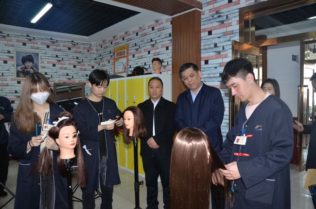 图为山西省残联党组成员、副理事长李俊温考察三桥职业培训学校美容美发培训场地