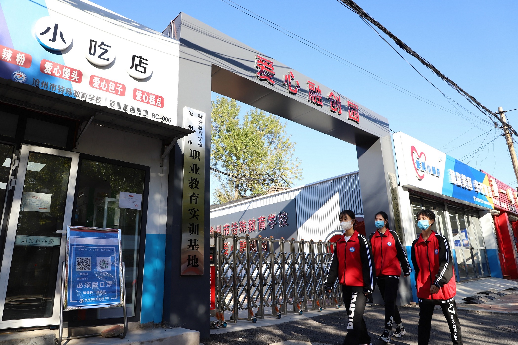 图为中专部听障学生结束课堂教育走向就业实训基地