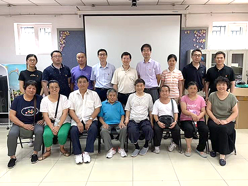 图为与社区残疾人代表合影