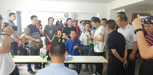 图为观摩莲花北康复站使用评估系统开展服务