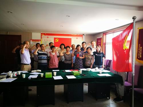 图为全体党员重温入党誓词