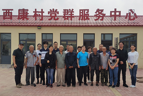 图为特艺中心党支部与西康村党支部联合主题党日活动合影