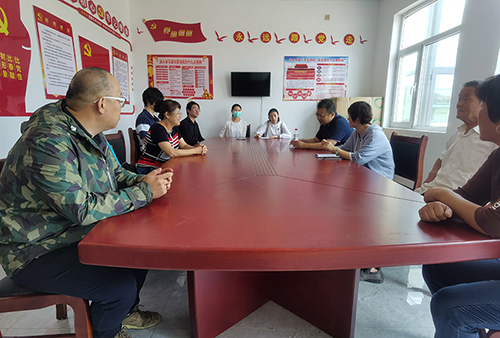 图为特艺中心党支部与西康村党支部交流座谈