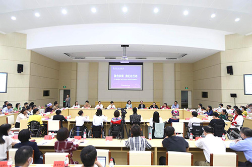 图为座谈会现场