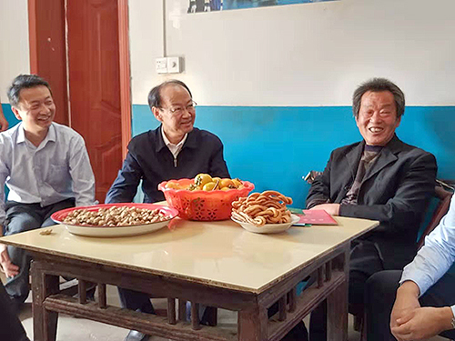 图为周长奎看望慰问贫困残疾人家庭