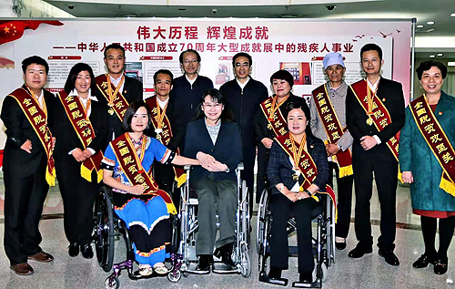 图为与会人员合影
