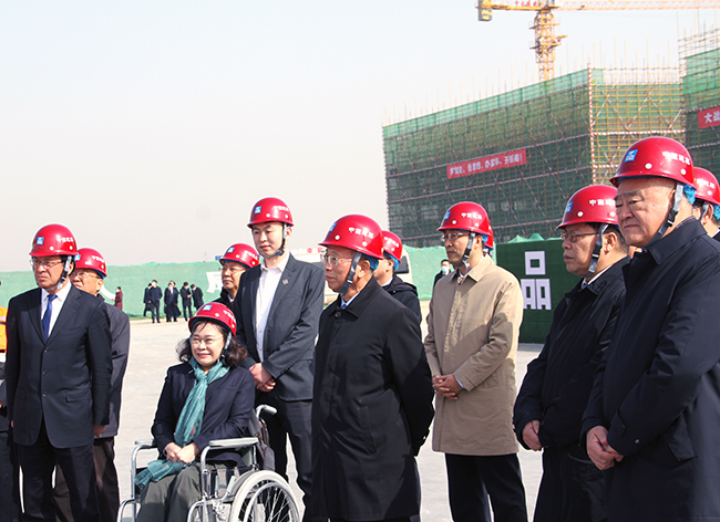 图为张海迪在青岛与刘家义书记视察康复大学建设