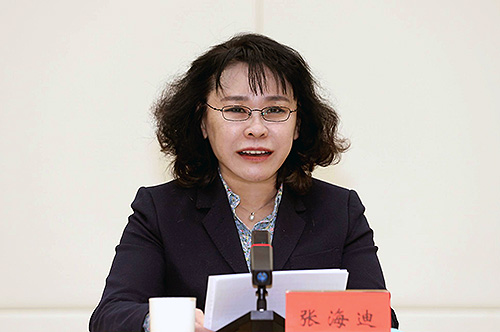 图为中国残联主席张海迪出席会议并讲话