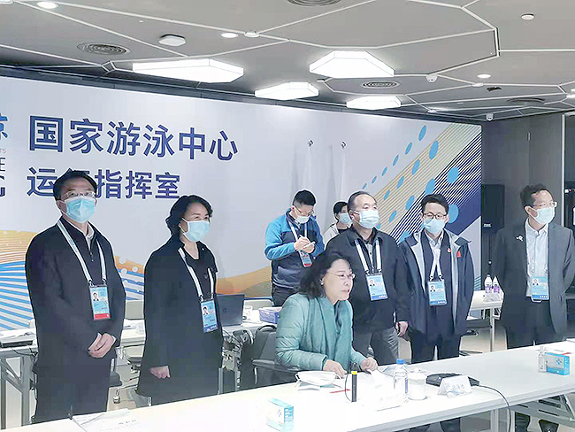 图为张海迪在国家游泳馆运行指挥室与主运行指挥中心连线