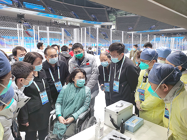 图为张海迪在国家体育馆与医护人员交谈