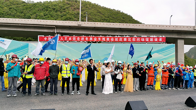 图为中国残疾人艺术团走进北京冬残奥会延庆赛区慰问现场