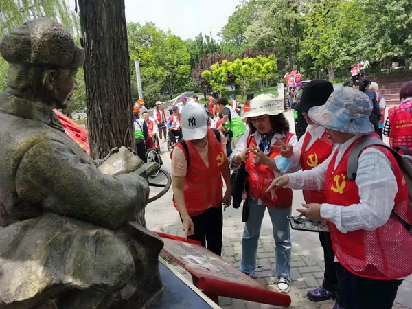 图为聋人阅读雷锋家书