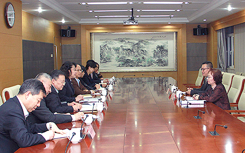 图为中国残联主席张海迪会见亚洲防盲基金会会长兼行政总裁陈梁悦明一行