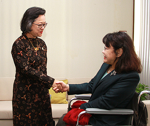 图为张海迪会见联合国亚太经社会执秘阿里沙赫巴纳