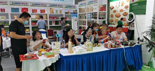 图为残疾人主播直播带货实战赛现场 图为残疾人主播直播带货实战赛现场