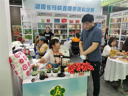 图为肖红林理事长(左)与残疾主播肖跃莲(右)交流 图为肖红林理事长(左)与残疾主播肖跃莲(右)交流