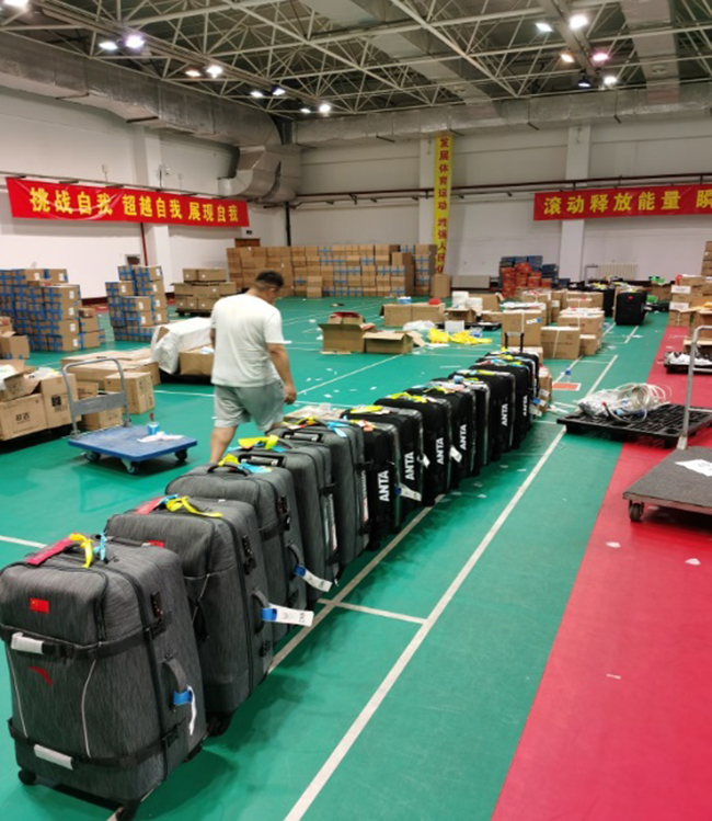 图为代表团出发前及返程时整理托运物资