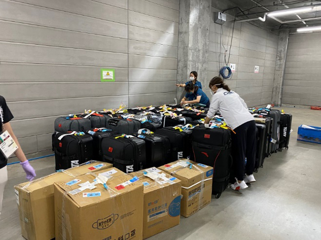 图为代表团出发前及返程时整理托运物资
