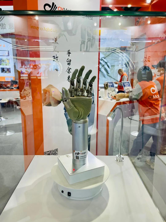 傲意科技展出的仿生手产品之一