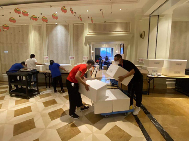 图为体管中心后方工作组人员在隔离酒店做好接待准备