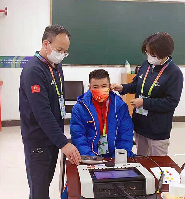图为听障运动员进行分级