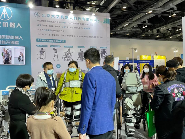 参观者体验大艾机器人