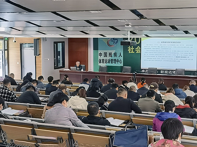 图为授课现场