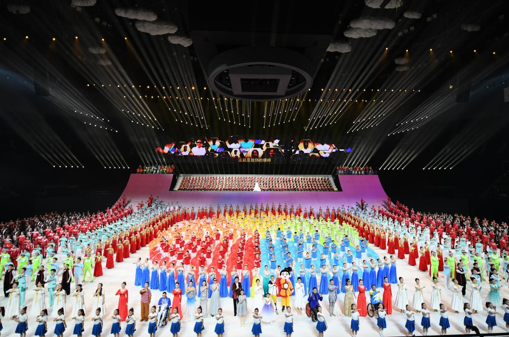 8月26日，天津一队选手杨博尊（左四）在颁奖仪式上