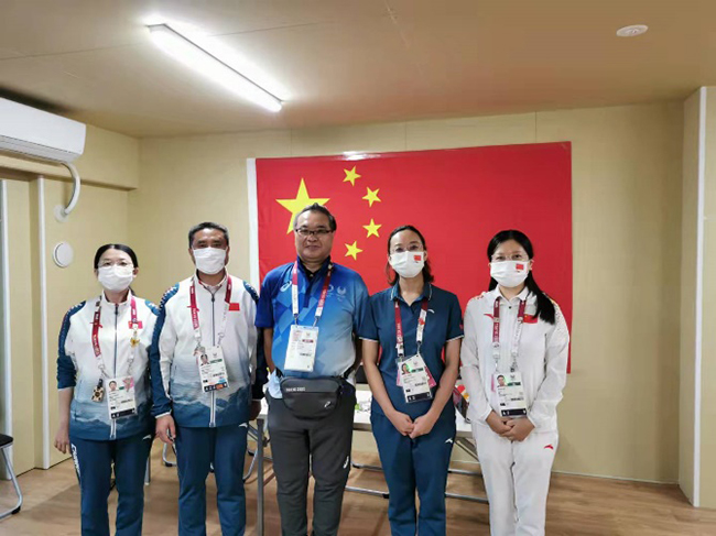 图为东京奥组委疫情防控部负责人田中正之高度评价中国代表团疫情防控工作的成效