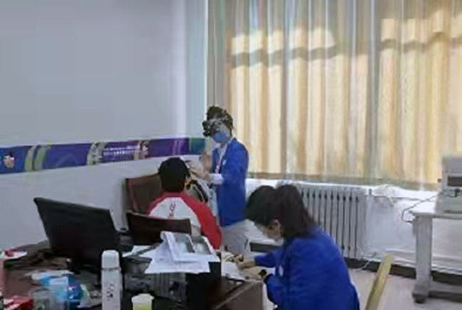 图为视障运动员进行分级