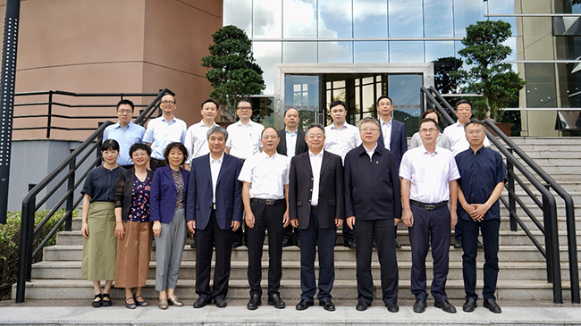 图为与会人员合影