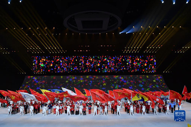 8月26日，天津一队选手杨博尊（左四）在颁奖仪式上