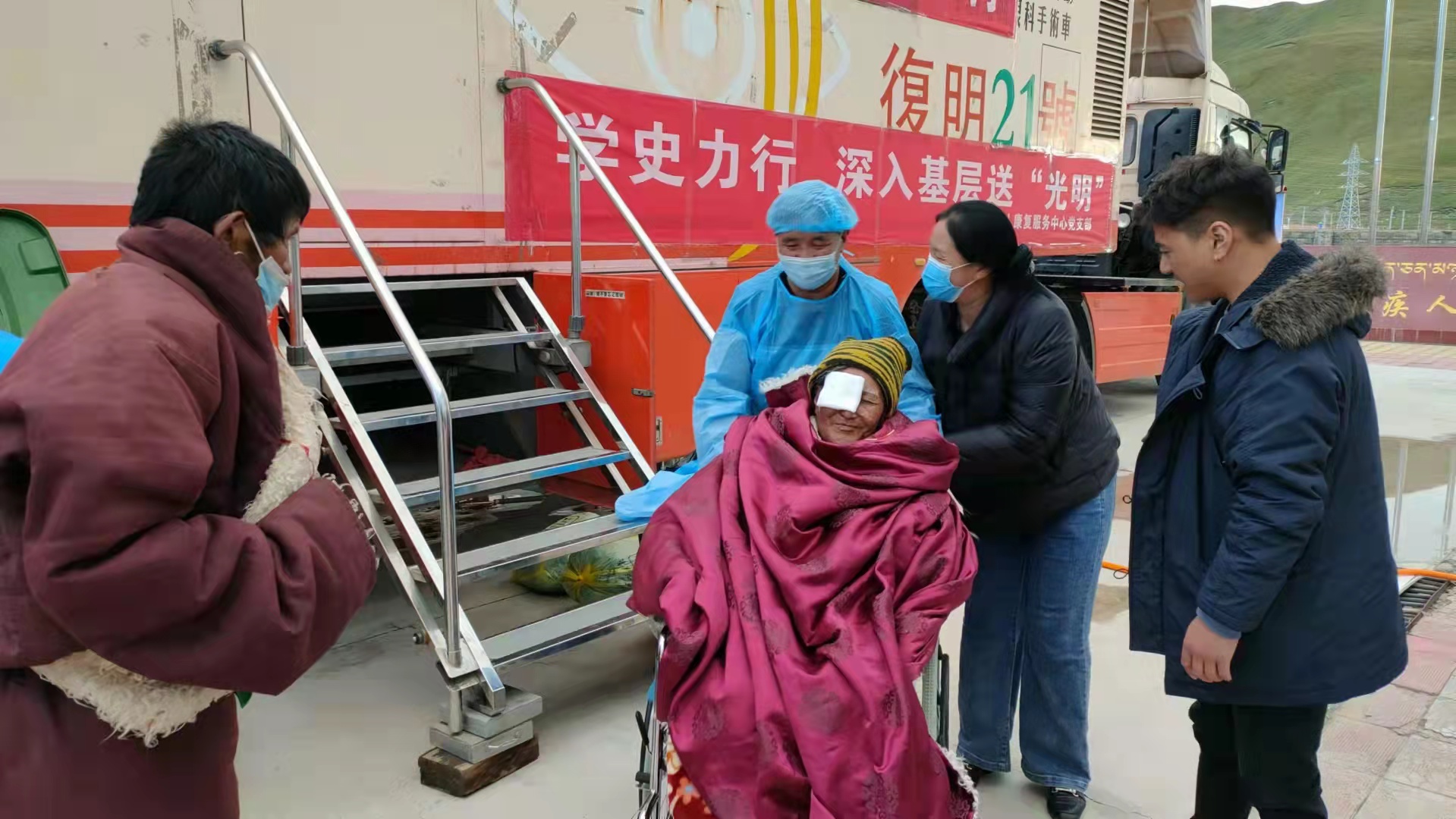 图为白内障患者手术后