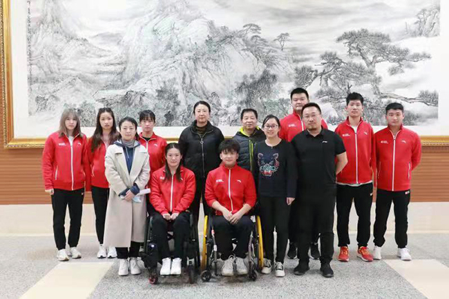 图为2021级残奥冠军班新生与中心领导及工作人员合影