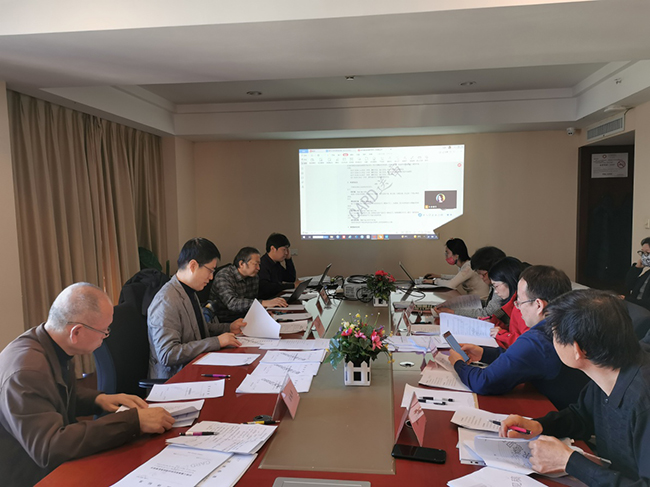 图为专家在分组审查