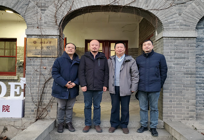 图为中国残疾人辅助器具中心副主任董理权一行到北京大学调研辅助器具的研发工作