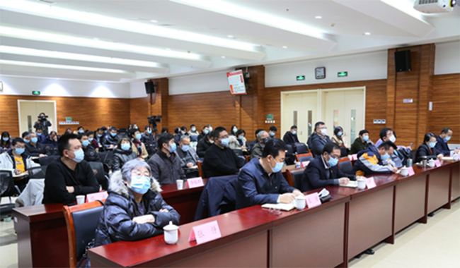 图为与会人员认真聆听宣讲报告