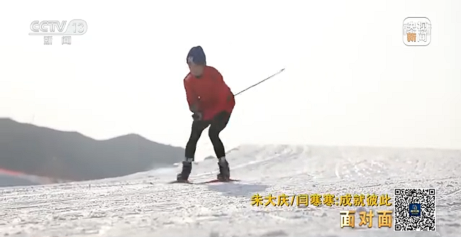图为朱大庆滑雪训练