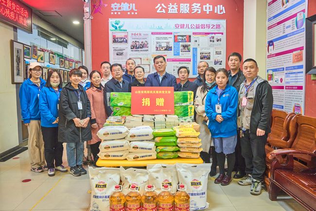 图为参加活动人员集体合影