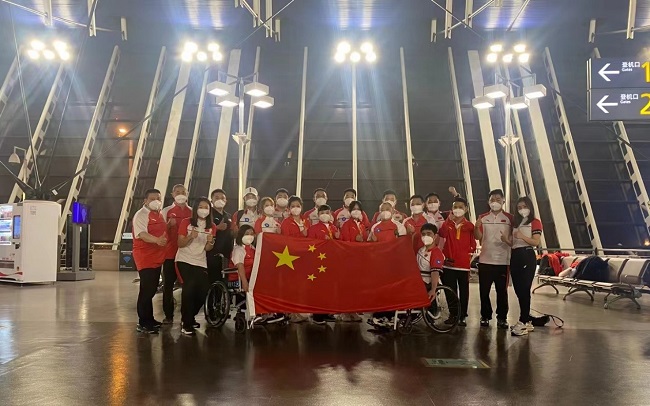 图为射击队出发前机场集结合影