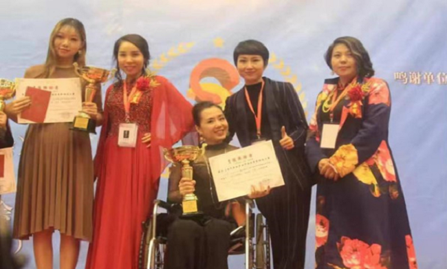 图为孙晶获得第十二届中华两岸世界潮流美业竞技大赛半永久纹绣整体组金奖