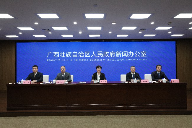 图为新闻发布会现场