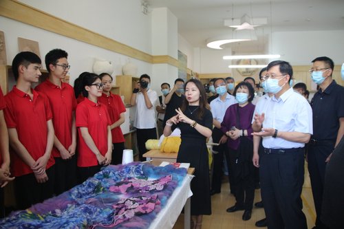 图为调研组在西安美术学院特殊教育艺术学院调研
