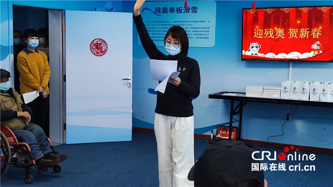 图为主持人提问