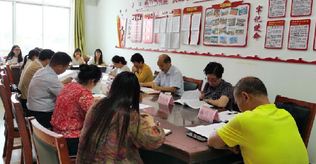 图为调研组在横州市召开座谈会