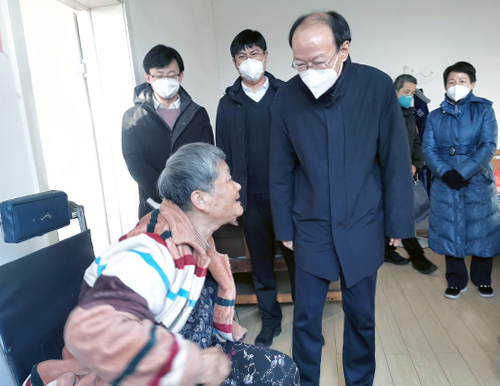 图为周长奎书记走访探视困难残疾人