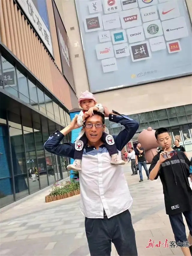 图为王满意和可爱的女儿