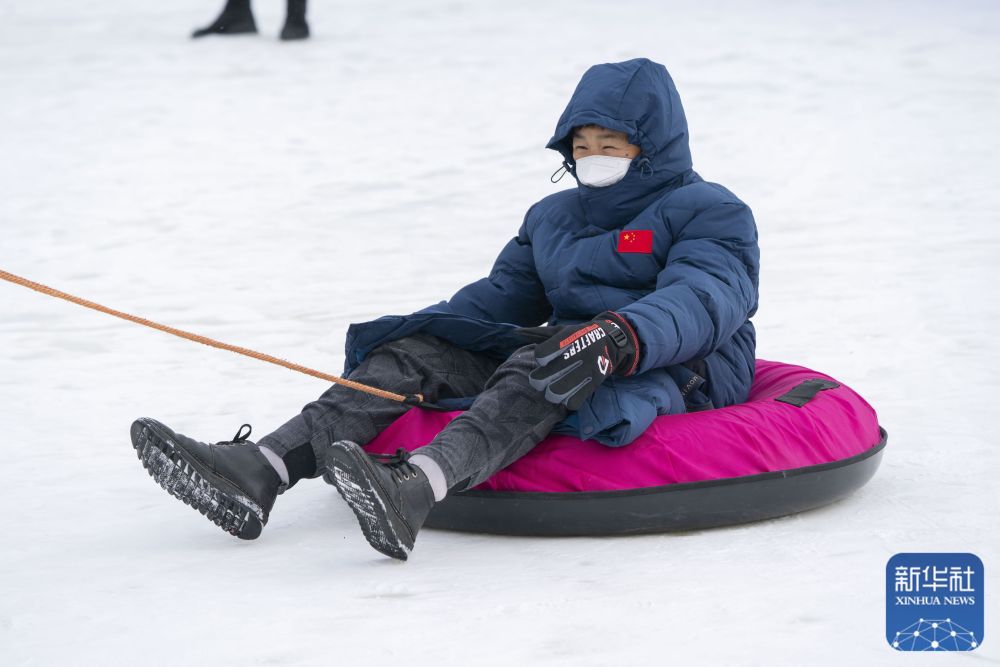 图为现场嘉宾在启动活动上体验雪圈项目