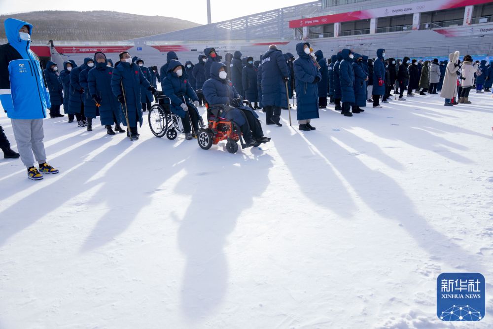 图为残疾人代表出席启动活动